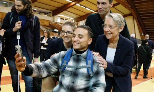 A. Bergé et E. Borne à l'INSEP, tout sourire avec un jeune homme en fauteuil