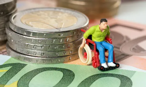 Figurine en fauteuil devant de la monnaie