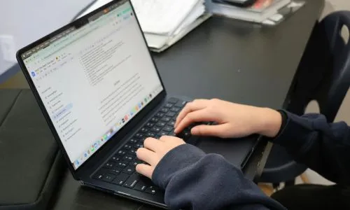 Un &eacute;tudiant devant son ordinateur portable