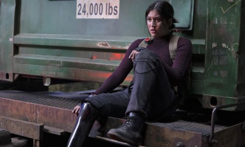 La protagoniste de la série Echo, Maya Lopez, assise.