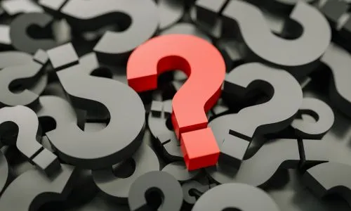 Un point d’interrogation rouge sur une pile de points d’interrogation noirs.