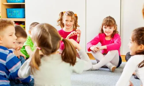 Enfants qui discutent entre eux, en ronde