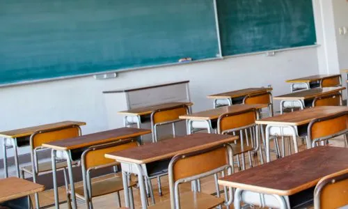 Classe vide avec tableau noir et chaises vides