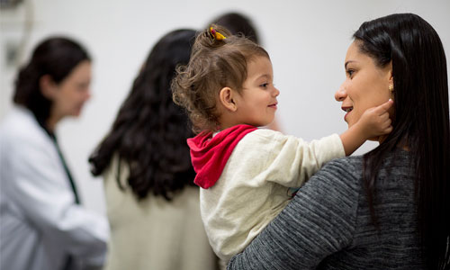 Ecole des parents : communiquer avec un enfant sourd !