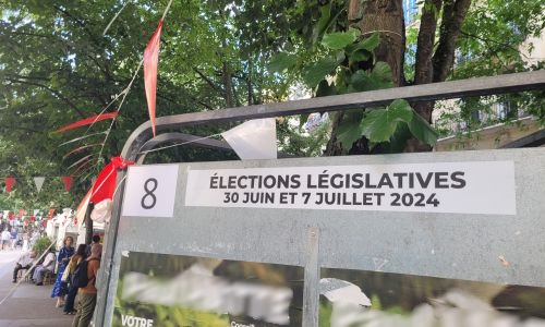 Photo : Un panneau des élections législatives