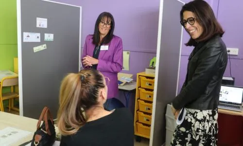 Trois personnes échangent lors de l’inauguration du Lab TND 93.