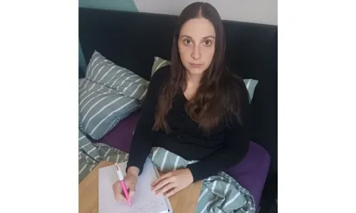 Alexandra Varin écrit ses spams dans son lit.