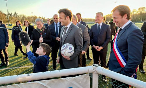 Illustration article Emmanuel Macron à Clamart auprès d'enfants autistes