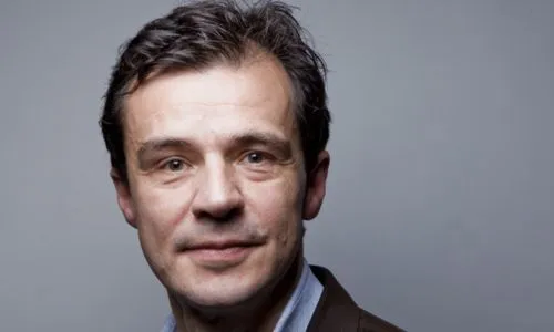 Portrait d’Emmanuel Perret, en chemise.