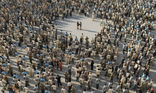 Foule sur une grande place avec deux personnes isolées au milieu