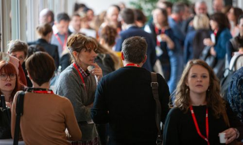 Groupe de personnes sur un salon en train de discuter