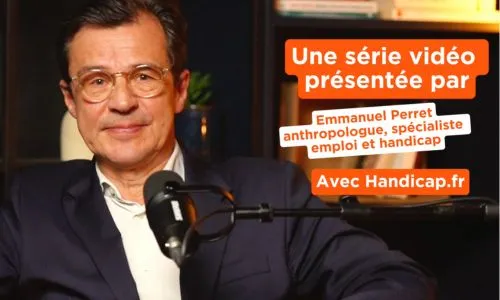 Emmanuel Perret assis dans un fauteuil orange avec un micro