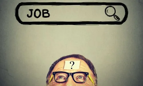 Homme &acirc;g&eacute; portant des lunettes, levant les yeux alors qu'il cherche un emploi