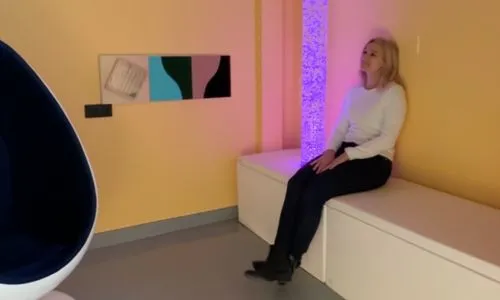 Une femme blonde se détend sur un banc de l'espace calme.  ©Clotilde Costil