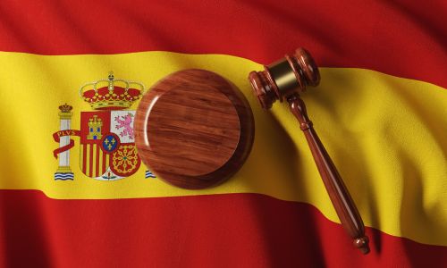 Le marteau de la Justice sur le drapeau espagnol.