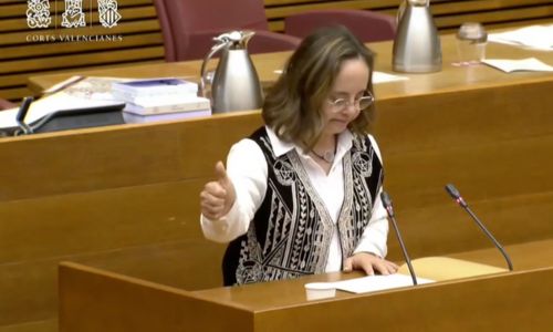 Mar Galcerán s’exprimant au sein du Parlement de Valence, Espagne.