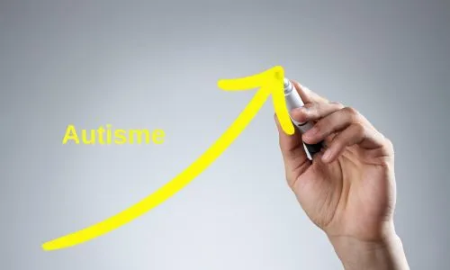 Une flèche jaune qui indique une hausse à côté du mot « autisme ».