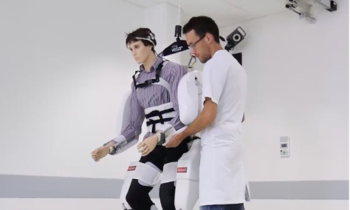 Exosquelette : les premiers pas d'un patient tétraplégique!