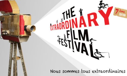 affiche du festival avec une caméra sur un trépied