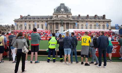 Illustration article Cécifoot et foot-fauteuil dans la fan zone Tour Eiffel