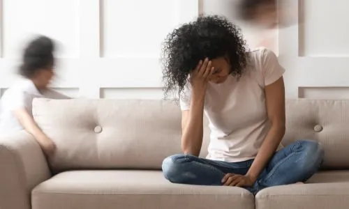 Femme fatigu&eacute;e sur son canap&eacute;.