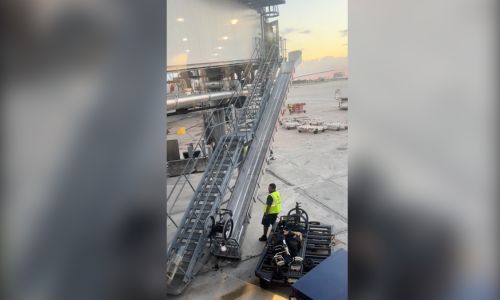 Bagagiste qui laisse tomber un fauteuil roulant à l’arrivée sur le tarmac.