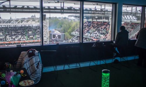 Salle sensorielle du FC Metz, à l’atmosphère feutrée, ornée par une baie vitrée.