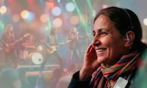 femme aveugle &eacute;coutant un concert en audiodescription