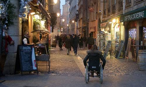 Illustration article À Lyon, une Fête des lumières plus accessible au handicap ?
