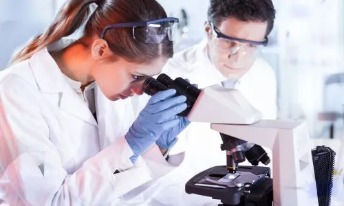 Jeunes chercheurs travaillant dans un laboratoire de sciences de l