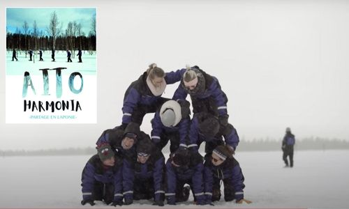 Les jeunes protagonistes jouent ensemble dans la neige lapone.