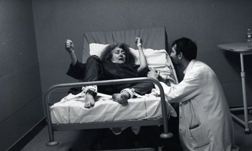 Photo en noir et blanc du Dr Jamal Abdel-Kader au chevet d’une patiente.