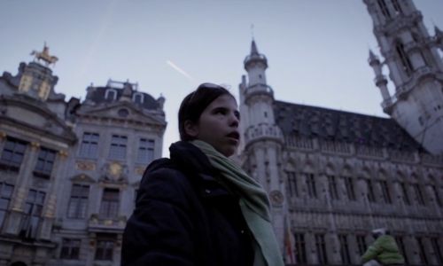 Jeune fille aveugle sur la Grand-Place de Bruxelles