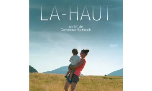 Manon, jeune femme sourde, tient son fils dans les bras, face aux montagnes.