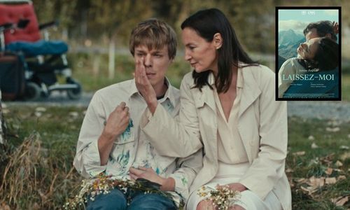 Claudine discutant, assise dans l’herbe, avec son fils, un fauteuil derrière.