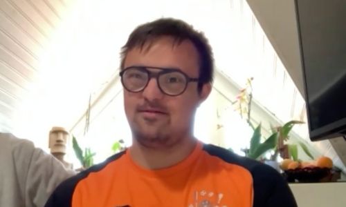 Paco Falgas face caméra