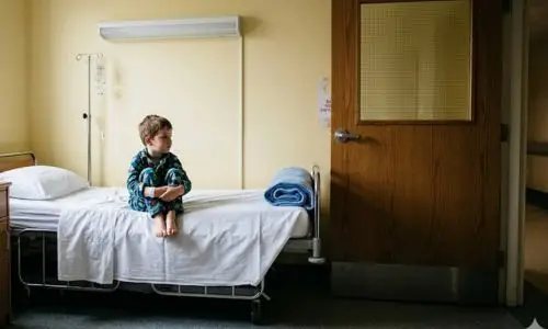 Enfant avec troubles psychiatriques&nbsp;isol&eacute; dans sa chambre d'h&ocirc;pital