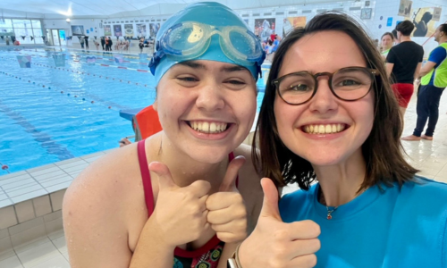 Camille et Clara devant un bassin &agrave; la piscine