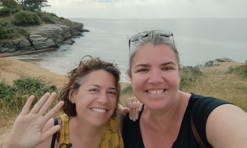 les deux s&oelig;urs C&eacute;cilia et Emmanuelle font un selfie devant une crique