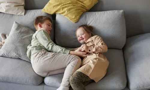 Une petite fille trisomique avec son grand fr&egrave;re
