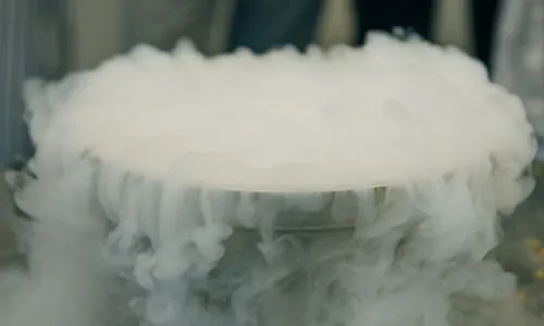 Vapeur d'azote produite &agrave; partir d'azote liquide expos&eacute; &agrave; la temp&eacute;rature ambiant