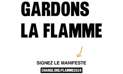 Le slogan «Gardons la flamme» écrit en noir sur un fond blanc.