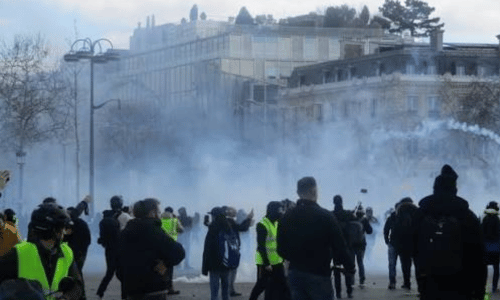 gaz lacrymog&egrave;nes lors d'une manifestation
