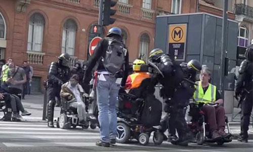 Gilets jaunes : un fauteuil roulant est-il une arme ? 