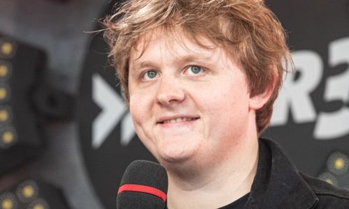 Illustration article Gilles de la Tourette: quel est le trouble de Lewis Capaldi?