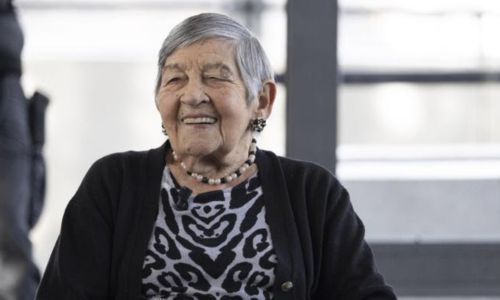 Ginette Kolinka, souriante, sur le plateau des Rencontres du Papotin.