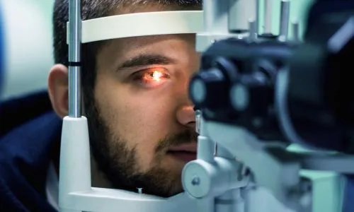 Un homme fait un examen de la vue.