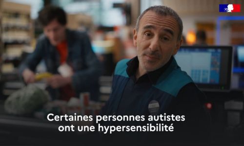 Spot avec Elie Semoun en caissier dans un magasin aux lumières tamisées.