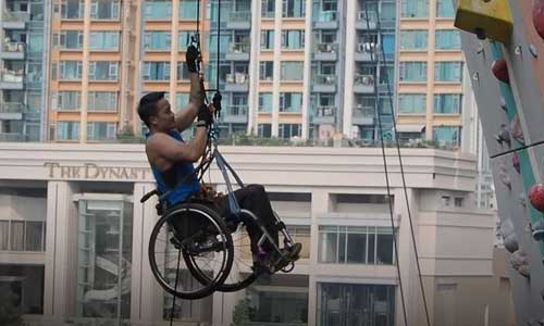 Il gravit un gratte-ciel de Hong Kong dans son fauteuil