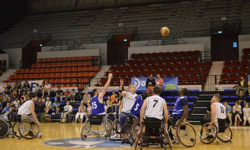 Illustration article L'accès au train refusé à sept basketteurs handicapés